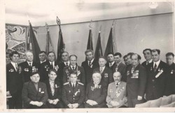 Ветераны-фронтовики ОГОКа (второй ряд, в центре)