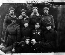 Шальневич Василий Алексеевич (второй ряд, второй слева)