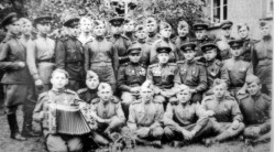 Степаненко И. Ф., 1945 Германия (стоит 4 справа)