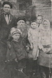 Константин Ушаков с родителями и младшими сестрами и братом