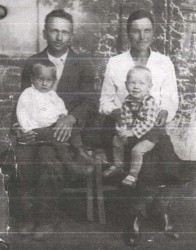 Семья Ушаковых - Константин, Елена, сыновья Леня и Саша