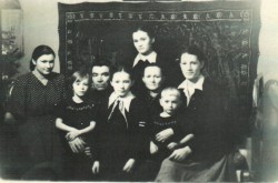 Папа, мама, 5 сестер. Оленегорск, 1957 год.