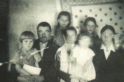 Папа, мама, сестры, Люда (вверху). Село Вирга, 1947 год.