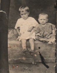 Перед войной. Люда (справа) с сестрой Ниной. 1939 год.