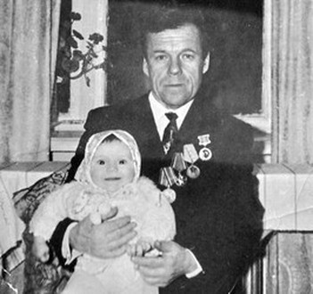 Василий Михайлович с внучкой