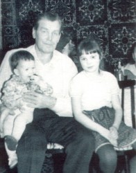 С внучками Леной и Наташей