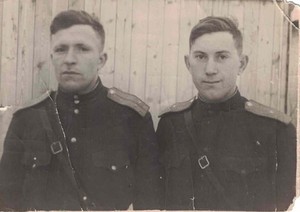 Жарый Петр (справа), фото с фронта, 1943 год 